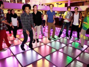 ซัสเตนเนเบิล แดนซ์ ฟลอร์ Sustainable Dance Floor ชาร์จไฟให้ฟลอร์ด้วยแรงเต้นของคุณ